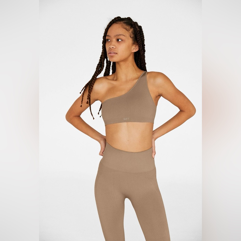 FULL SET Set Active - Sculptflex Ribbed One Shoulder Bra & Leggings in Sand.